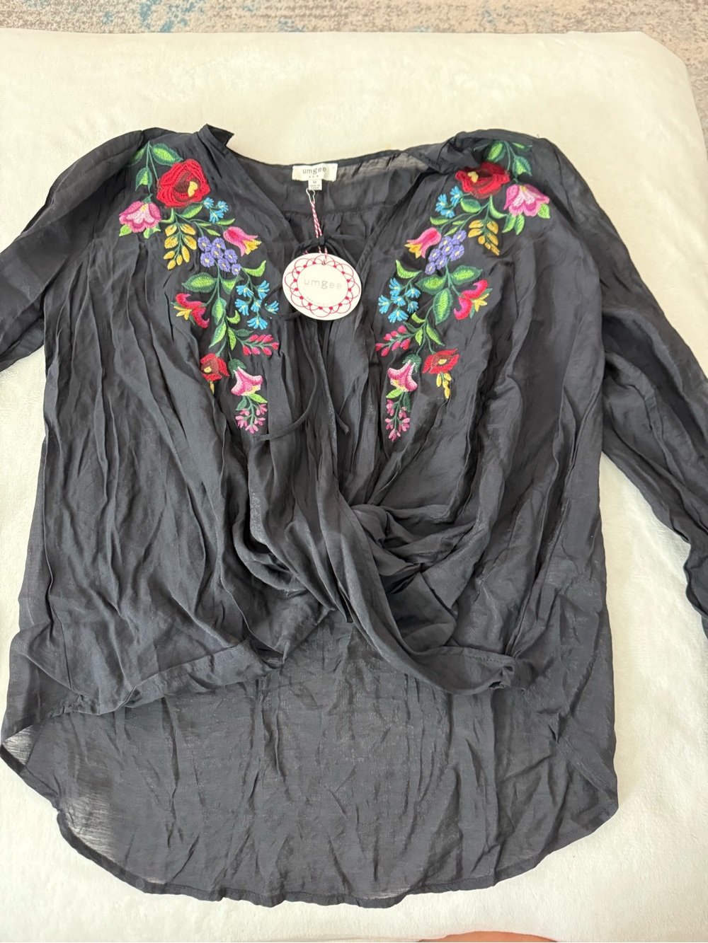Umgee Black Blouse Embroidered Detail Twist Front Hem Sz Medium D83 NEW